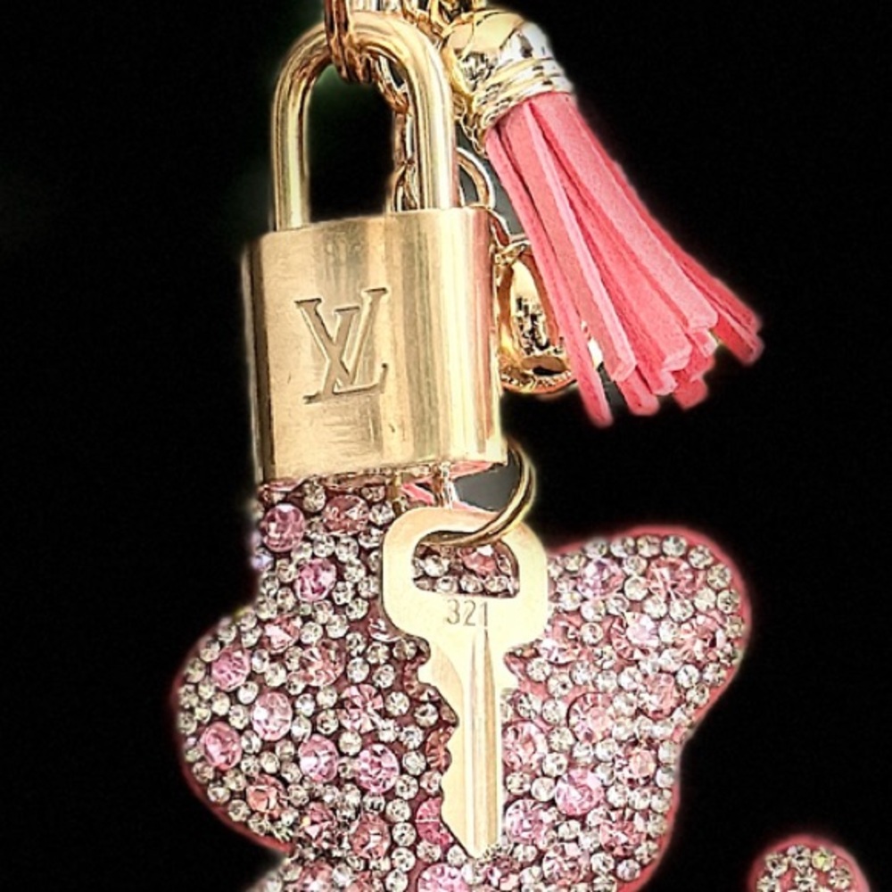 Louis Vuitton Lock Key 321 w unbranded Pink Crystal Cat & Box Gift Ready - Picture 3 of 4